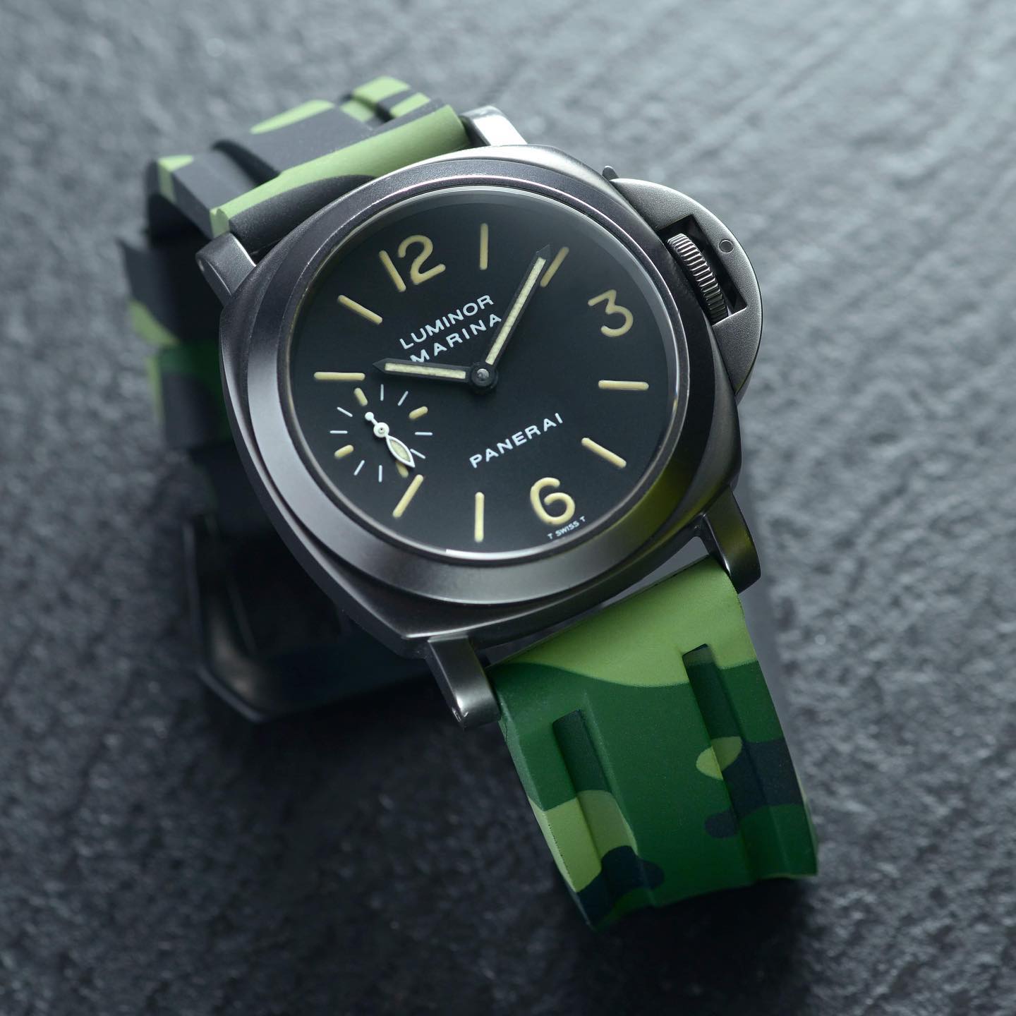 Horus 21mm curved gummirem - Grønn kamuflasje med gullspenne